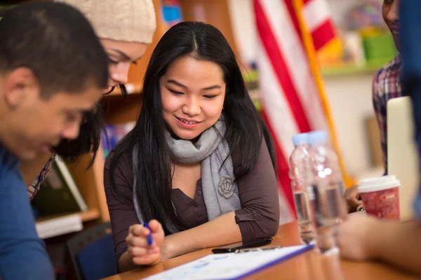 Vrienden studeren en werken aan taak — Stockfoto