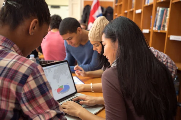 Mitschüler lernen Aufgabe in Bibliothek — Stockfoto