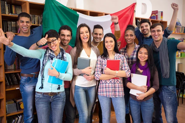 Fröhliche Studentengruppe präsentiert italienisches Land mit Fahne — Stockfoto