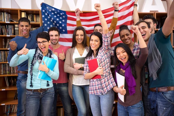 Glückliche Studenten präsentieren ihr Land mit Fahnen — Stockfoto