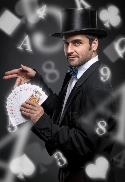 Mago che esegue trucco con le carte da gioco — Foto Stock