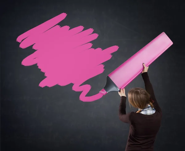 Flicka som målar med highlighter kände penna — Stockfoto