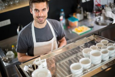 Bir barista kahve dükkanında portresi