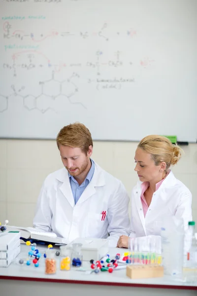 Químicos preparam palestra em sala de aula — Fotografia de Stock