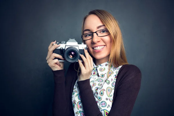 Ładna dziewczyna z jej aparat fotograficzny — Zdjęcie stockowe