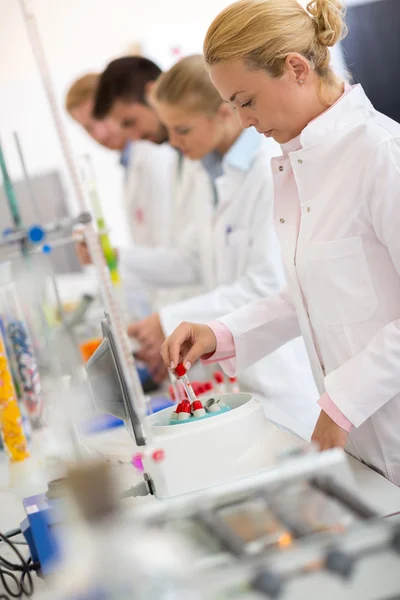 Gruppe chemischer Techniker arbeitet mit Reagenzgläsern im Labor — Stockfoto