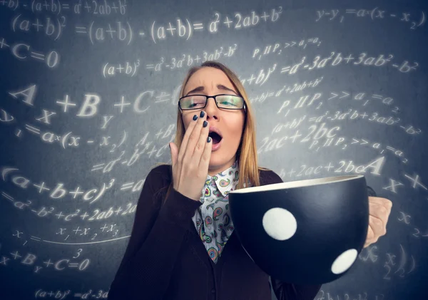 Schoolmeisje geeuwen met grote kop koffie — Stockfoto