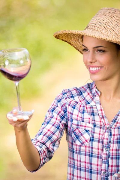 Femme avec un verre de vin — Photo