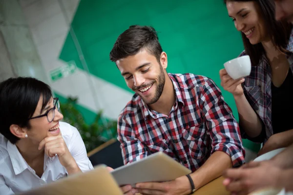 Trzech studentów studiujących na tablecie — Zdjęcie stockowe