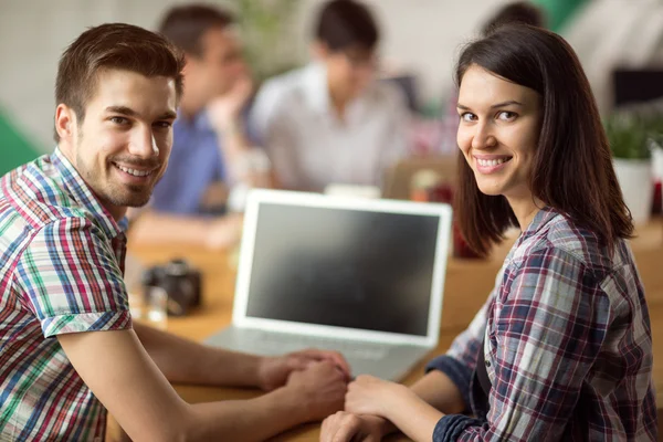 Sonriente joven pareja — Foto de Stock