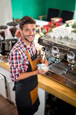 Gülümseyen barista bir müşteri hizmet