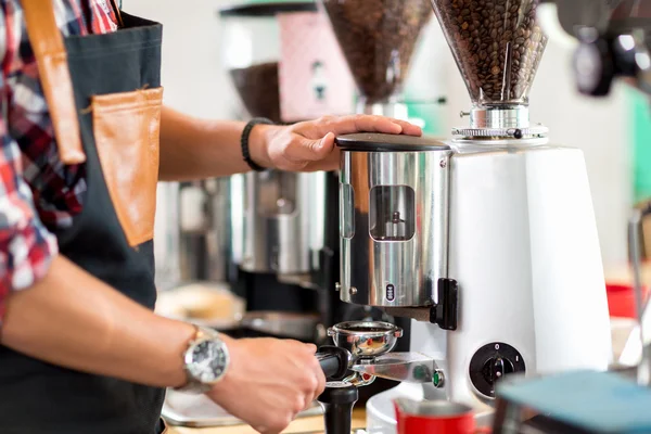 Barista koffiezetapparaat voorbereiden — Stockfoto