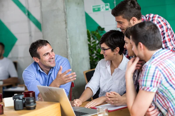 Homem de negócios conversando com estudantes — Fotografia de Stock