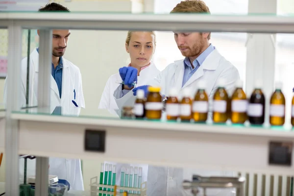 Chemical technicians perform experiment in lab — Stock Photo, Image