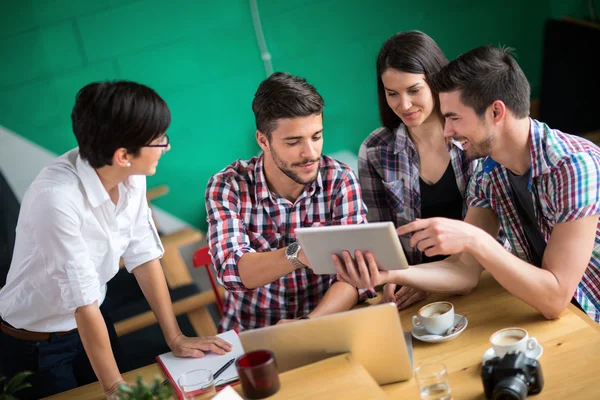 Groupe d'étudiants dans le café — Photo