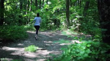 ormanda koşu çalıştırıyor. Eğitim, koşu, koşu, fitness, runner - hd video kadın