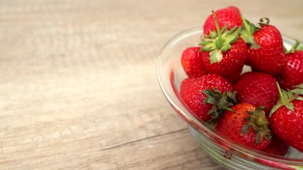 Frische und reife Erdbeeren auf einem Holztisch - hd video — Stockvideo