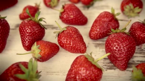Frische und reife Erdbeeren auf einem Holztisch - hd video — Stockvideo