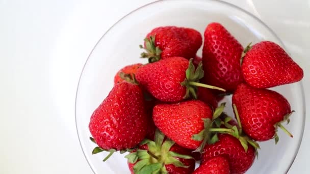 Fresas frescas y maduras en una mesa de madera- hd video — Vídeos de Stock