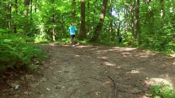 Kolejny, jogging w lesie. Kobieta, szkolenia, bieganie, bieganie, fitness, runner - 4k wideo — Wideo stockowe