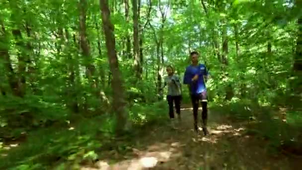 Kör jogging i skogen. kvinna träning, löpning, jogging, fitness, runner - 4k-video — Stockvideo