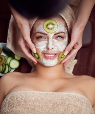 Kivi maske yüz cilt ile tedavi