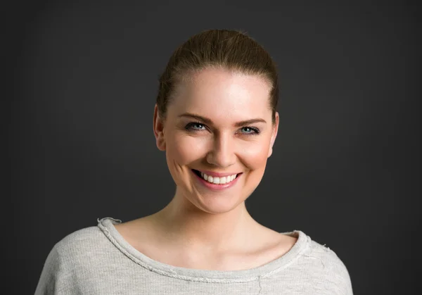 Mulher bonita sorrindo — Fotografia de Stock