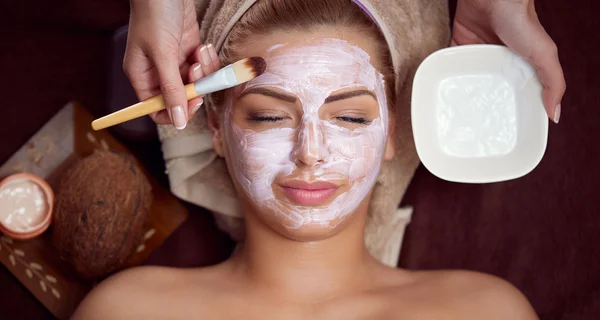 Vrouw met gezichts masker op beauty salon — Stockfoto