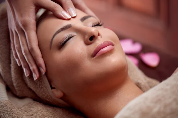 Korzystać kobiety w masaż twarzy — Zdjęcie stockowe
