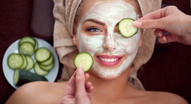 genç gülümseyen kız spa salonu kozmetik maskesi 