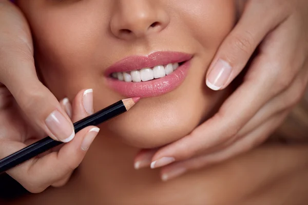 Professionele make-up op lippen — Stockfoto