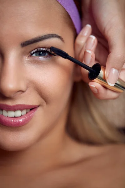 Mascara applying eyes make-up — Stock Photo, Image