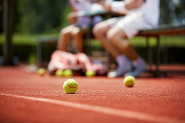 Tennis balls on tennis court — Stock Photo, Image