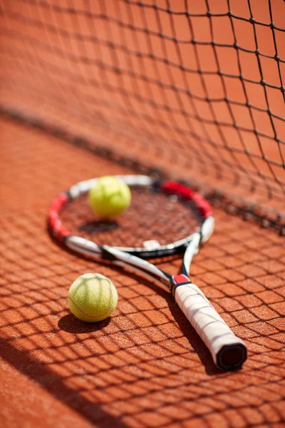 Теннисная ракетка и мячи откладываются — стоковое фото