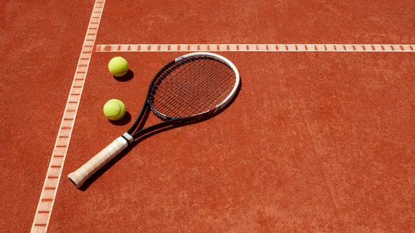 Close up van tennisballen en racket op dross — Stockfoto