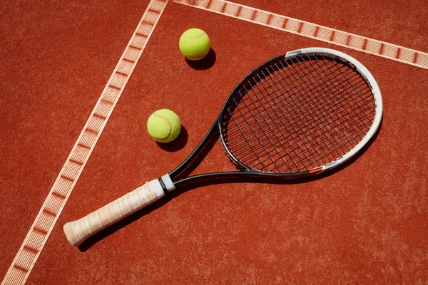 Close up racket and balls on tennis terrain — Stock Photo, Image