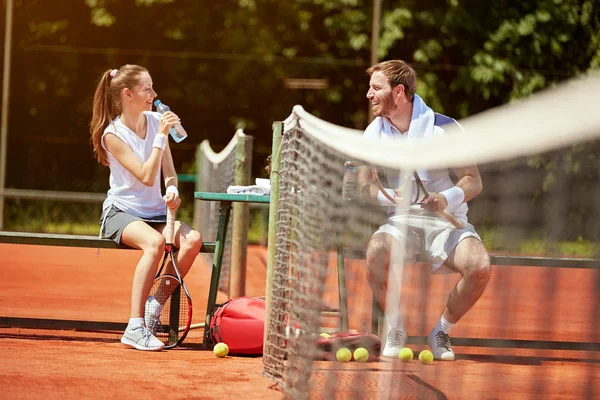 Tenisiści, orzeźwiające i czatować na przerwie — Zdjęcie stockowe