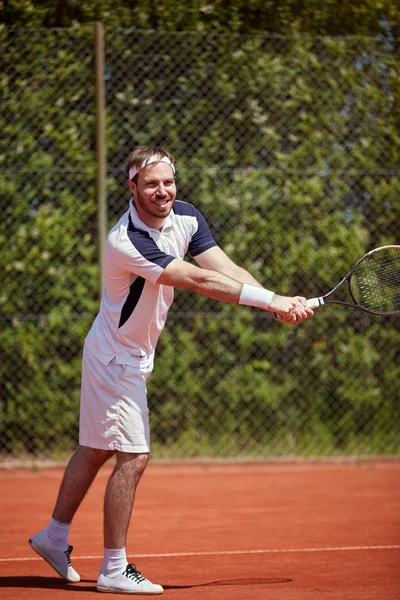 Człowiek rakieta na korcie tenisowym — Zdjęcie stockowe