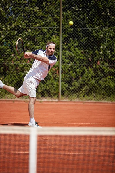 Joueur de tennis frappant balle de tennis — Photo