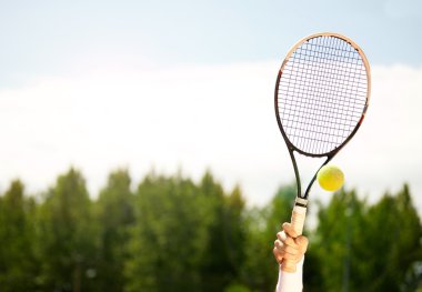 Yükseltilmiş tenis raketi yakın çekim