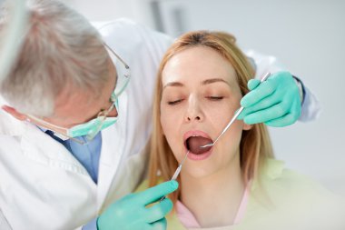 Bayan hasta üzerinde dişler inceleme için fotoğraf kapatmak