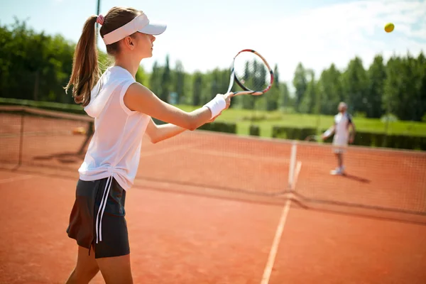 Meisje spelen van tennis — Stockfoto