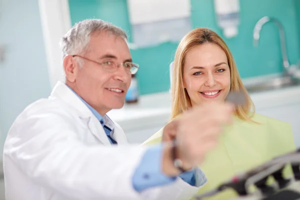 Il dentista mostra film dentale al paziente femminile — Foto Stock