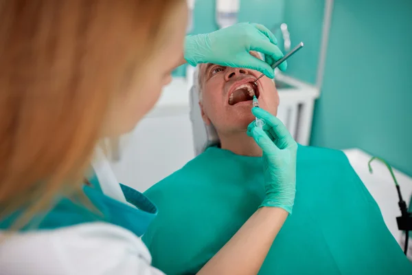 Männliche Patientin mittleren Alters erhält Narkose im Kiefer — Stockfoto