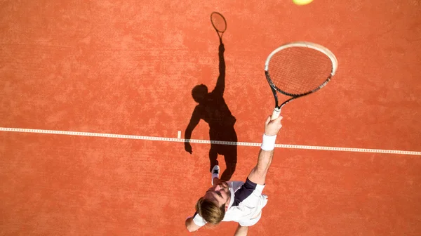 Vue du dessus du sportif jouant au tennis — Photo