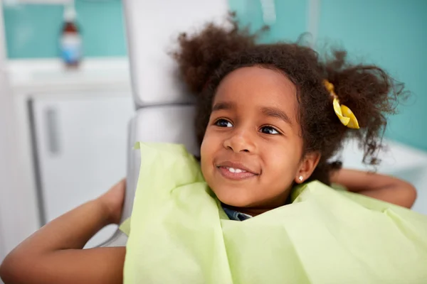 Портрет задоволеної дитини після стоматологів — стокове фото