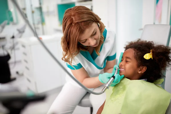 Dentista en el lugar de trabajo en la práctica dental con el paciente — Foto de Stock