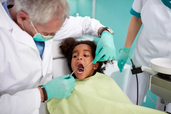 Dentist repairing kid's tooth — Stock Photo, Image