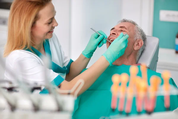 Homem sénior no dentista — Fotografia de Stock