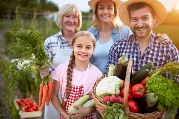 Famille d'agriculteurs, trois générations — Photo